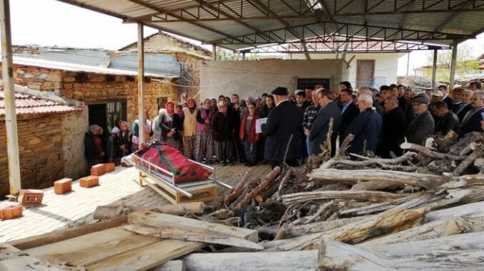 Eski muhtar yeni muhtarı kutladıktan sonra öldü!