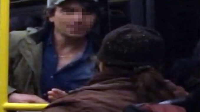 Halk otobüsünde gencin yaşlı kadına hakareti kamerada