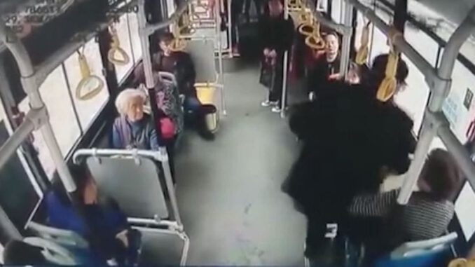 kendisine yer vermeyen kadının kucağına oturdu, sonra da tokatladı