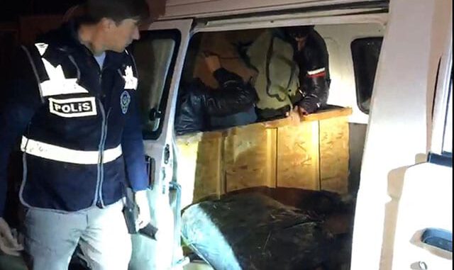 Kovalamaca sonucu durdurulan minibüsten 26 kaçak çıktı