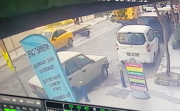 Raylı kapı 2 kişinin üzerine devrildi