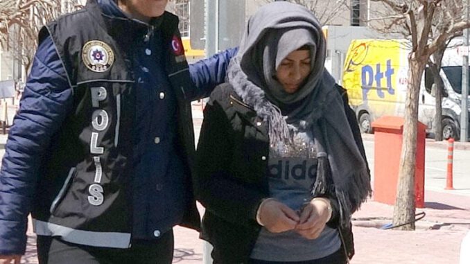 Şok detaylar ortaya çıktı! Eşi öldükten sonra sevgilisiyle kuryeliğe başlamış