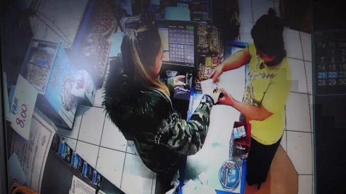 Tırnakçı kadınlar baltayı taşa vurdu! Dolandıramayınca bakın ne çaldılar