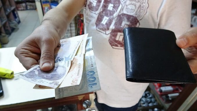 Yerde bulduğu cüzdanı içindeki paralarla birlikte sahibine teslim etti