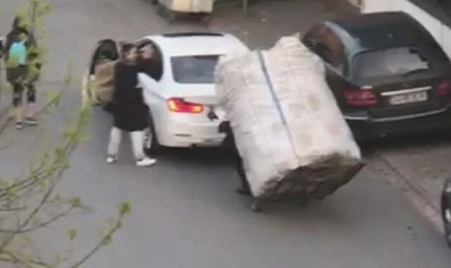 Yokuşu çıkamayan kağıt toplayıcı çocuğa böyle yardım etti