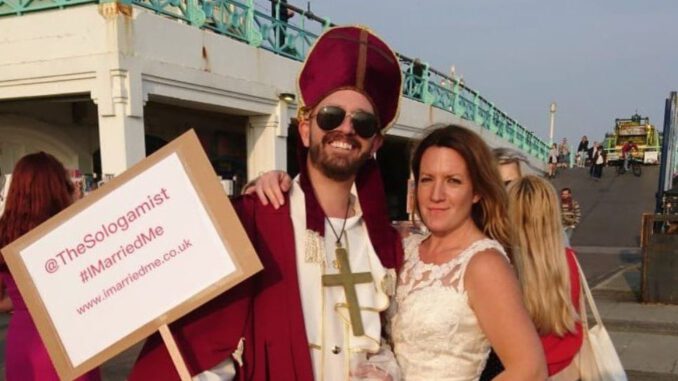 2015 yılında kendiyle evlenen kadın nikah tazeledi