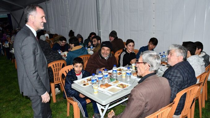 Alper Taban orucunu vatandaşlarla açtı