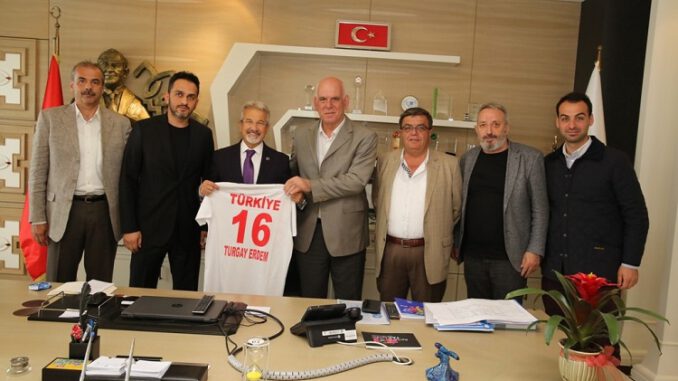 Bilal Eyüpoğlu'ndan Turgay Erdem'e Forma Hediyesi
