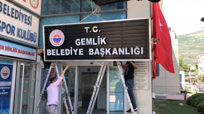Bursa Gemlik Belediyesi'nin tabelasına T.C. ibaresi eklendi