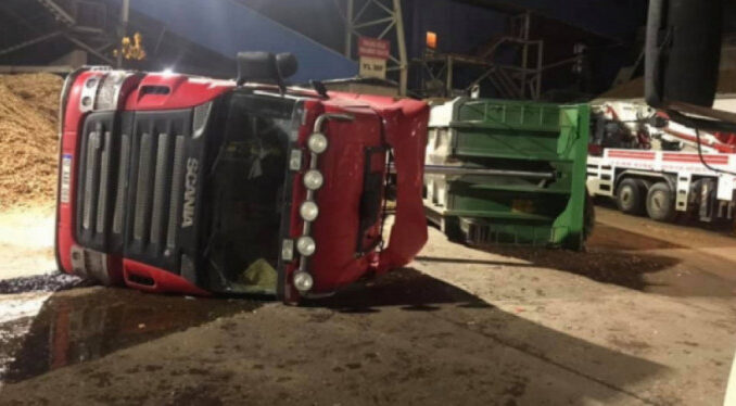 Bursa'da damperi açılan TIR devrildi! 1 yaralı
