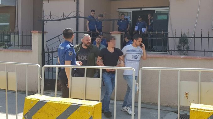 Bursa'da eşiyle kavga etti, dışarıda adam öldürdü