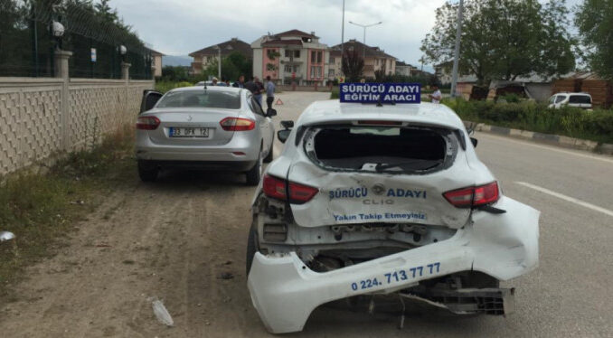 Bursa'da kontrolden çıkan araç sürücü kursu aracına çarptı!