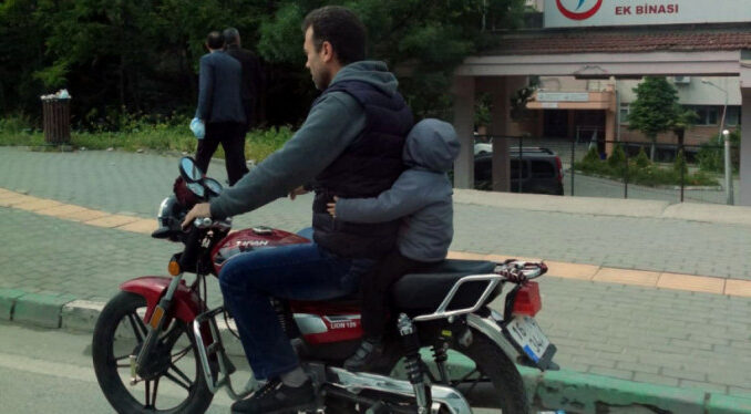 Bursa'da küçük çocuğun motor üzerindeki tehlikeli yolculuğu