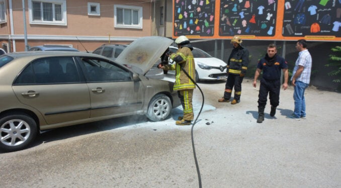 Bursa'da Otoparktaki Otomobil Alevlere Teslim Oldu