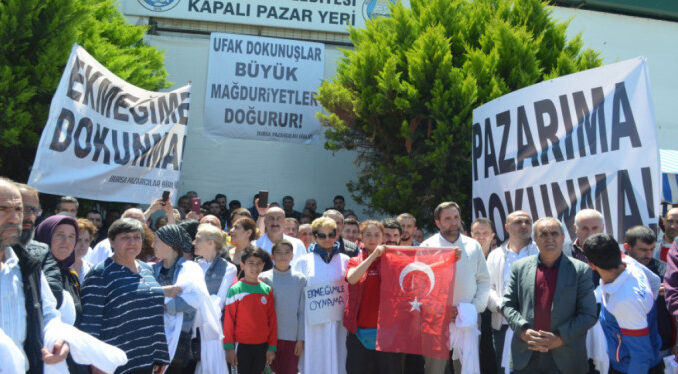 Bursa'da pazar esnafından kefenli protesto