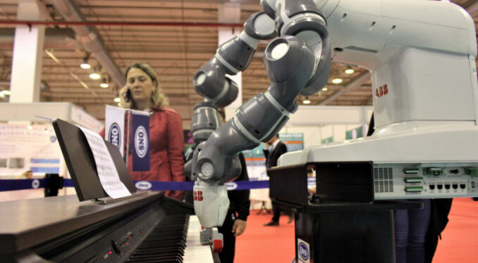 Bursa'da piyano çalan robot ilgi çekti