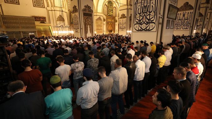 Bursa'da Ramazan İlk Teravihle Başladı