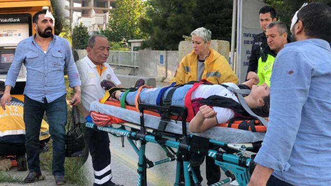 Bursa'da-seyir-halindeki-araca-çarptı!-Yaralılar-var...
