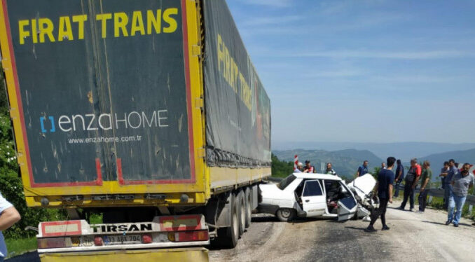 Bursa'da TIR, Otomobille Çarpıştı 2 Yaralı