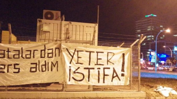 bursaspor-taraftarindan-pankartli-protesto-1367-dhaphoto1-5ce3a02bb4593