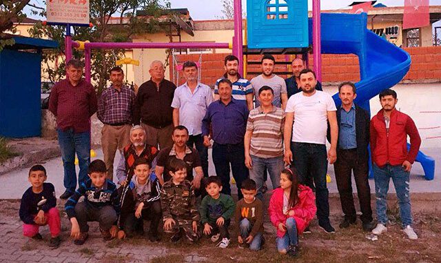 Cenk Eren, çocuk parkını yıkan eski muhtarın köyüne park yaptırdı
