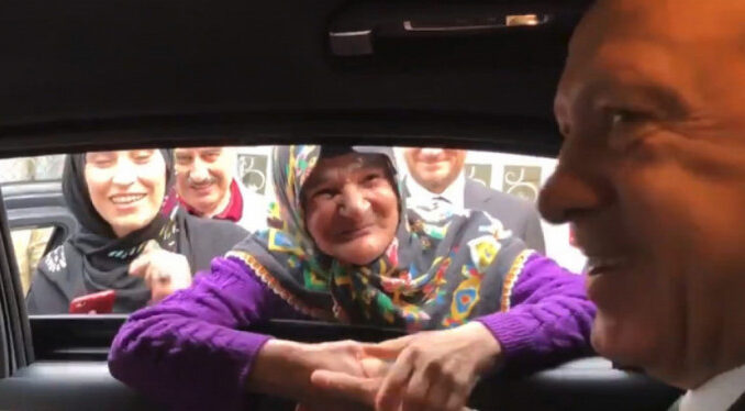 cumhurbaskani-erdogan-in-oyunu-kime-vereceksin-sorusuna-yasli-teyzeden-dikkat-ceken-cevap-5cdfa9453a613