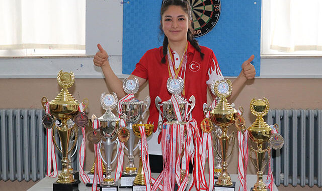 Dart şampiyonasına yemekhanede hazırlandı, İspanya'dan madalyayla döndü