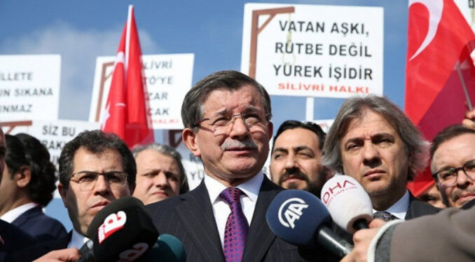 Davutoğlu yeni parti için sahaya iniyor iddiası