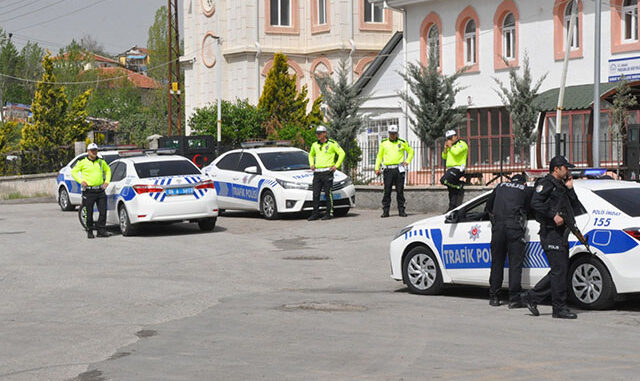 'Dur' ihtarına uymayan sürücünün çarptığı polis şehit oldu