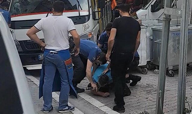 Esenyurt'ta pazarda minibüs arbedesi Polis biber gazı kullandı