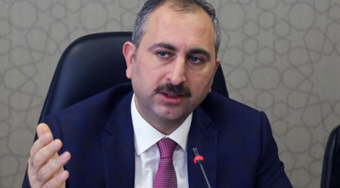 Etek boyuna tepki gösteren hakimle ilgili Adalet Bakanı Gül'den açıklama