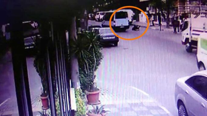 Genç Kız Kapısı Açık Seyreden Minibüsten Düştü