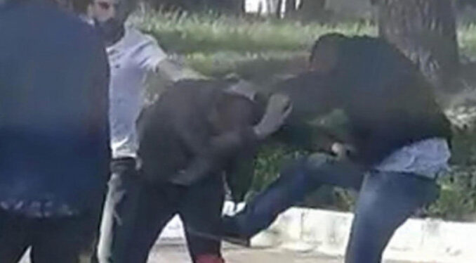 Genç kız 'neden fotoğrafımı çekiyorsun' diye bağırınca...