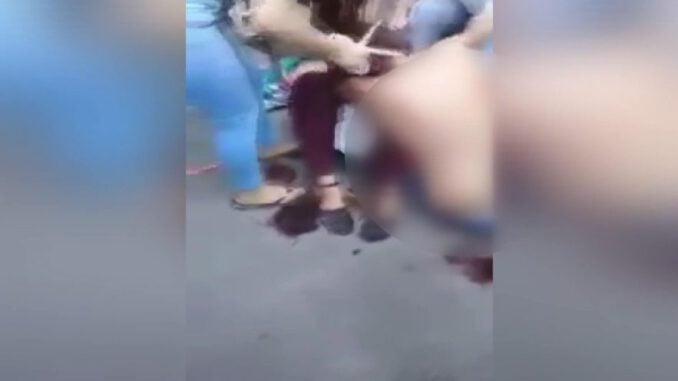 Hırsızlıkla suçladıkları kadınları dövüp, saç ve elbiselerini kestiler