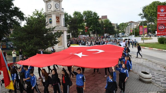 İnegöl'de 19 Mayıs coşkusu gençlik yürüyüşü ile başladı