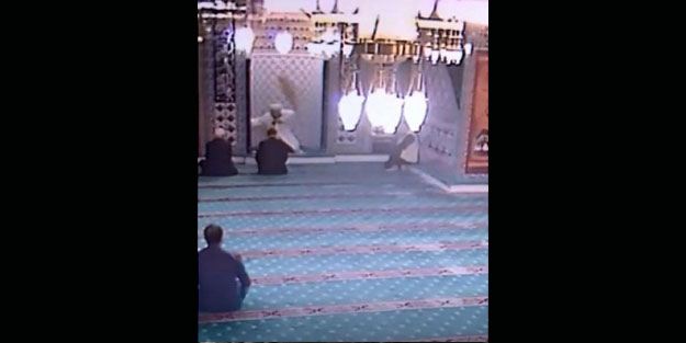 kuran-okunurken-imamin-ustunden-atlayan-kedi-panige-neden-oldu-h1557665037-31353e