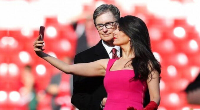 Liverpool'un First Lady'si Linda Pizzuti Henry elbisesiyle sahada top koşturdu!