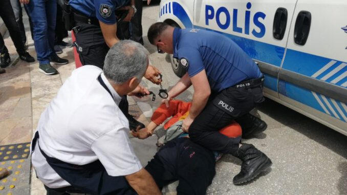 Maaşını alamayan adam ortalığı birbirine kattı