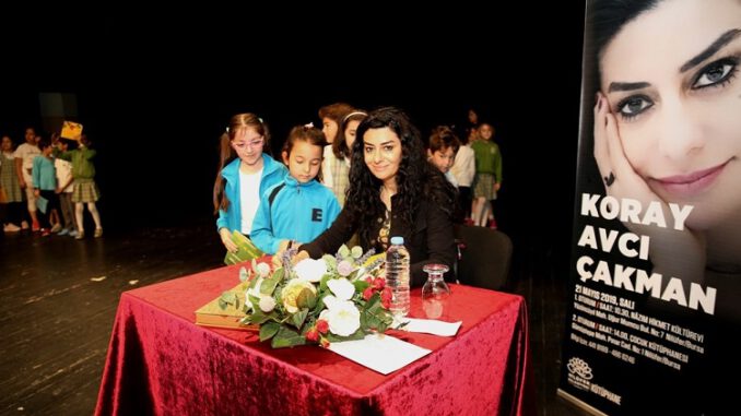 Nilüfer Belediyesi'nin 'Çocuklara Kitap Söyleşileri'ne Koray Avcı Çakman Katıldı