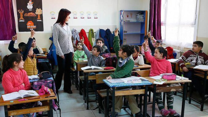 Öğretmenler ara tatillerde de ek ders ücreti alacak