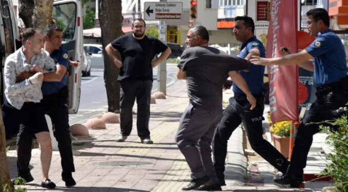 Ortalık bir anda savaş alanına döndü! Babasıyla tartışan genç...