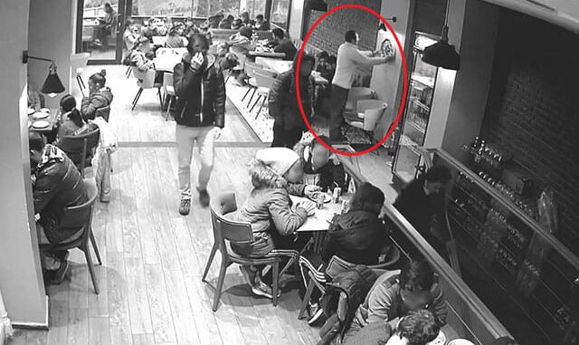 Pastanedeki duvar saatini alıp, çocuğa vermesi güvenlik kamerasında