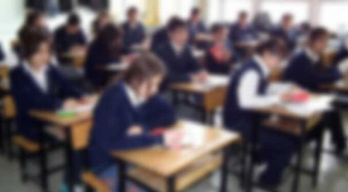 Rezalet! Öğretmen, öğrencilerin gözü önünde porno izledi!