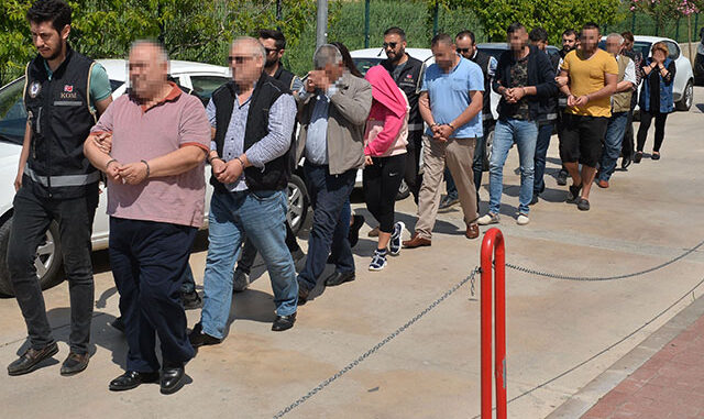 Şantajla 350 ev ve iş yerini üzerlerine geçiren 10 kişilik aile yakalandı
