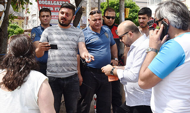 Şüphelenip pazarlığı bozdu; kelepçe takıp dövdüler