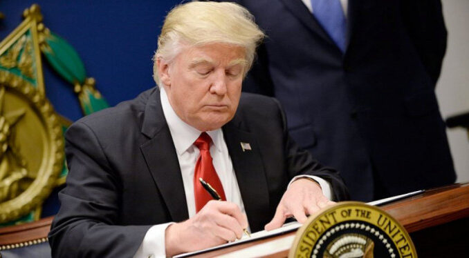 Trump İran'a yaptırımları imzaladı