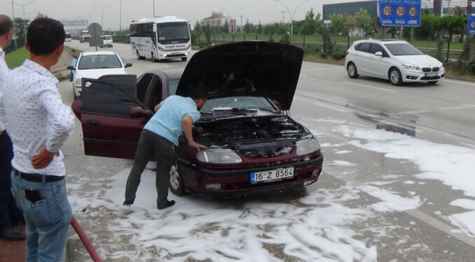 295424-bursa-da-seyir-halindeki-otomobil-yandi-5d09fe46554de