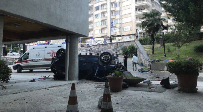 297109-bursa-da-cekirge-caddesi-nde-otomobil-aparman-bahcesine-devrildi-5d16fbca3cf13