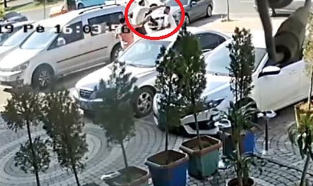 Avukattan hayrete düşüren hareket! Uçan tekme attı