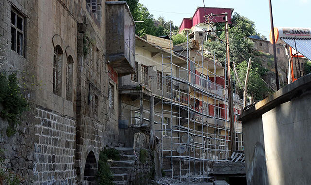 Bitlis'te tarihi evlerin restorasyon çalışmalarına başlandı